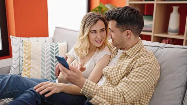 Man Woman Couple Using Smartphone Sitting Sofa Home — Stockfoto