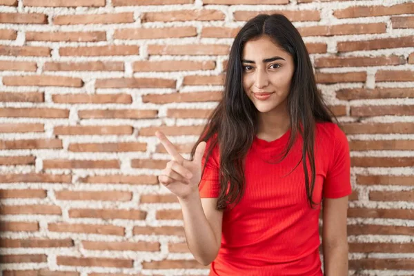 Mladá Dospívající Dívka Stojící Nad Cihlovou Zdí Ukazující Ustaraně Nervózně — Stock fotografie