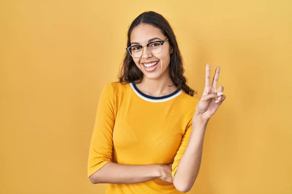 Junge Brasilianerin Mit Brille Vor Gelbem Hintergrund Lächelt Mit Glücklichem — Stockfoto