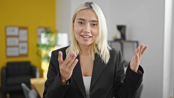 Νεαρή Όμορφη Ισπανίδα Εργαζόμενη Επιχειρηματίας Χαμογελά Αυτοπεποίθηση Μιλώντας Στο Γραφείο — Φωτογραφία Αρχείου