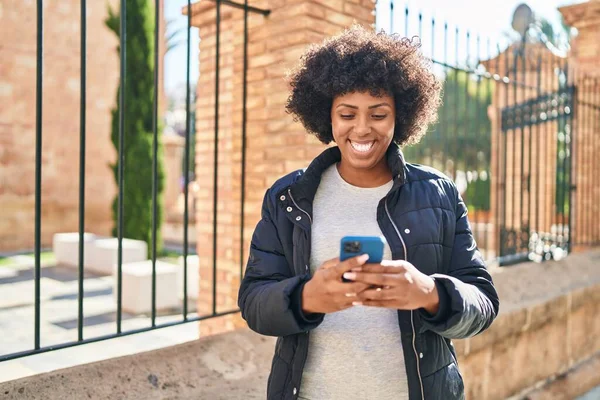 Afrikkalainen Amerikkalainen Nainen Hymyilee Luottavainen Käyttämällä Älypuhelin Kadulla — kuvapankkivalokuva