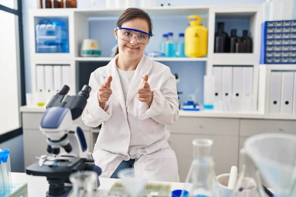 Menina Hispânica Com Síndrome Trabalhando Laboratório Cientista Apontando Dedos Para — Fotografia de Stock