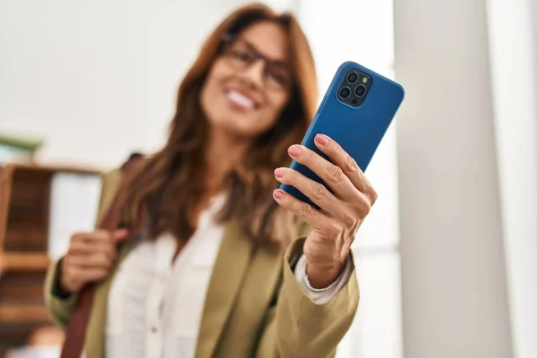 Jovem Latina Sorrindo Confiante Usando Smartphone Clínica — Fotografia de Stock