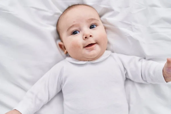 Schattige Baby Lachend Zelfverzekerd Liggend Bed Slaapkamer — Stockfoto