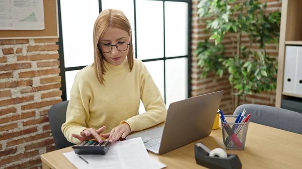 Młoda Blondynka Biznes Pracownik Pomocą Laptopa Kalkulator Księgowości Biurze — Zdjęcie stockowe