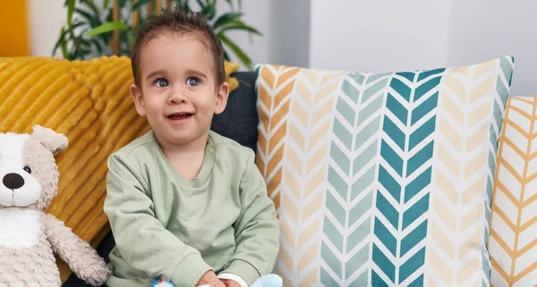Evdeki Kanepede Otururken Kendine Gülen Sevimli Spanyol Çocuk — Stok fotoğraf