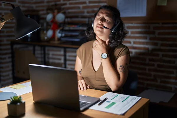 Young Hispanic Woman Working Office Night Touching Painful Neck Sore — Stock Photo, Image