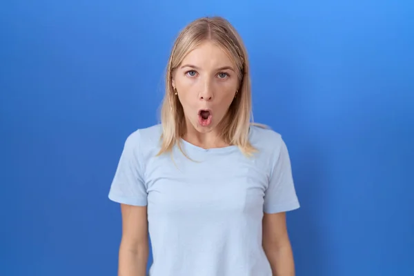 Mladá Běloška Neformální Modré Tričko Vystrašená Šokovaná Překvapením Užaslým Výrazem — Stock fotografie