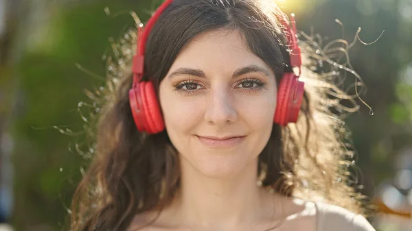 Giovane Bella Donna Ispanica Sorridente Fiducioso Ascoltare Musica Parco — Foto Stock