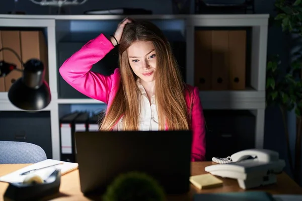 Geceleri Büroda Çalışan Genç Beyaz Bir Kadın Soru Sorup Kafasını — Stok fotoğraf