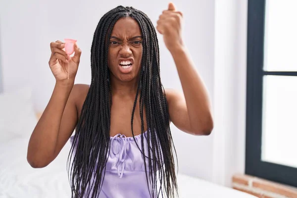 Joven Afroamericano Con Trenzas Sosteniendo Copa Menstrual Molesto Frustrado Gritando —  Fotos de Stock