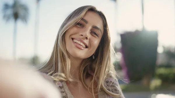 Genç Sarışın Kadın Gülümsüyor Kendine Güveni Tam Sokakta Kamerayla Selfie — Stok fotoğraf