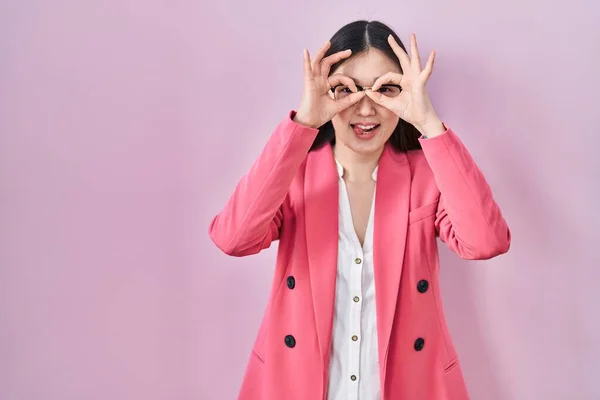 Chiński Biznes Młoda Kobieta Okularach Robi Gest Jak Lornetka Wystający — Zdjęcie stockowe