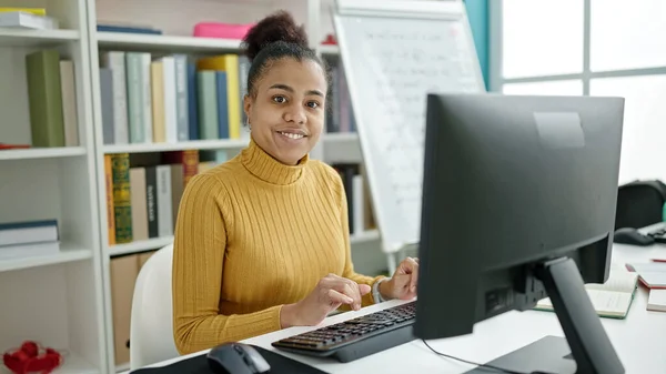 Mladá Africká Americká Žena Student Pomocí Počítače Studia Knihovně — Stock fotografie