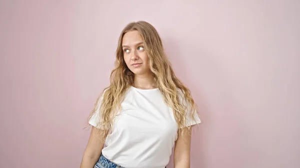 Ung Blond Kvinna Tittar Sidan Med Allvarliga Uttryck Över Isolerade — Stockfoto