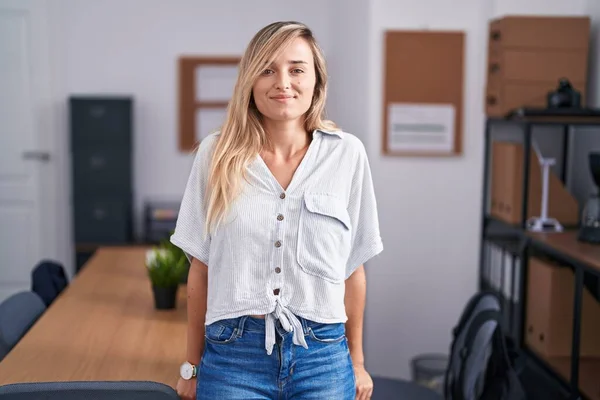 Mujer Joven Rubia Trabajadora Negocios Sonriendo Confiada Oficina —  Fotos de Stock