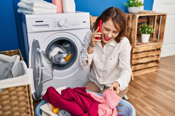 Young Caucasian Woman Talking Smartphone Waiting Washing Machine Laundry Room — Stock Photo, Image