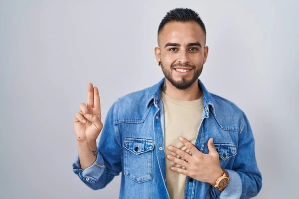 Mladý Hispánec Stojí Nad Osamělým Pozadím Usmívá Rukama Prsou Prsty — Stock fotografie