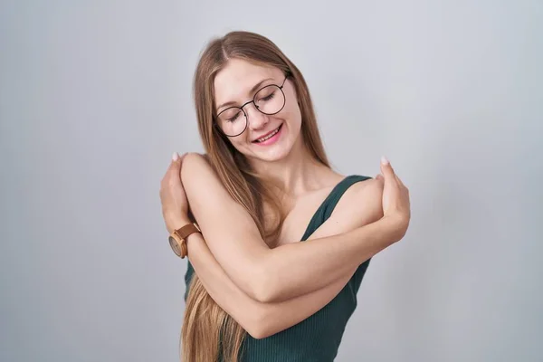 Mujer Caucásica Joven Pie Sobre Fondo Blanco Abrazándose Feliz Positivo —  Fotos de Stock