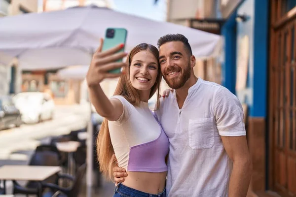 Homme Femme Couple Souriant Confiant Faire Selfie Par Smartphone Rue — Photo