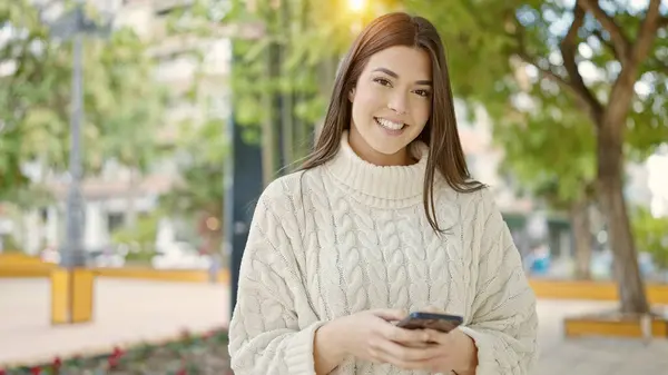 Молода Красива Іспаномовна Жінка Посміхається Впевнено Використовуючи Смартфон Парку — стокове фото