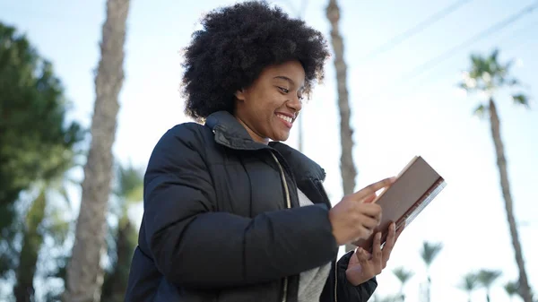 アフリカ系アメリカ人女性は公園で自信を持って読書本を笑って — ストック写真