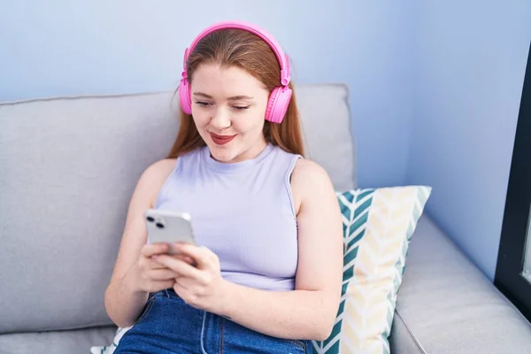 Jonge Roodharige Vrouw Die Thuis Naar Muziek Zit Luisteren — Stockfoto