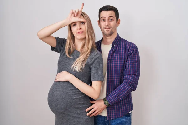 Jong Stel Verwacht Een Baby Staan Witte Achtergrond Lachen Van — Stockfoto