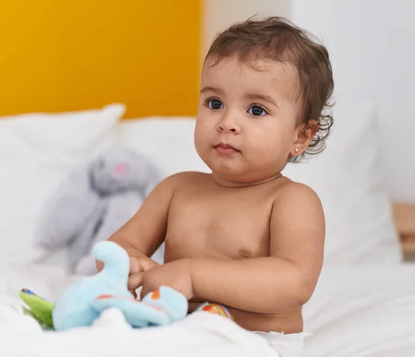 Чарівна Іспаномовна Дитина Сидить Ліжку Граючи Слоновою Лялькою Спальні — стокове фото
