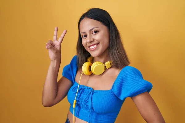 Mulher Jovem Hispânica Sobre Fundo Amarelo Sorrindo Olhando Para Câmera — Fotografia de Stock
