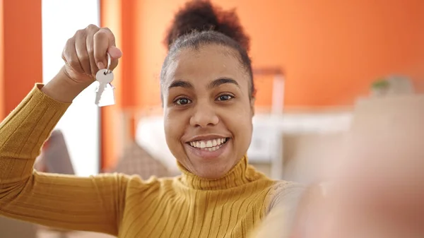 Νεαρή Αφροαμερικανή Γυναίκα Χαμογελά Σίγουρος Κρατώντας Κλειδί Κάνει Βιντεοκλήση Στο — Φωτογραφία Αρχείου