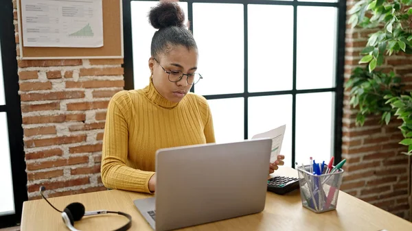Νεαρή Αφροαμερικανίδα Επιχειρηματίας Που Διαβάζει Έγγραφα Στο Γραφείο — Φωτογραφία Αρχείου