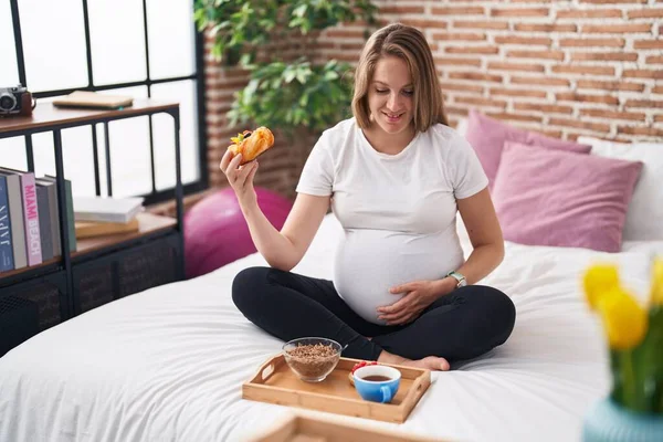 Jonge Zwangere Vrouw Met Cadeau Ontbijt Zittend Bed Slaapkamer — Stockfoto