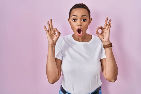 Beautiful African American Woman Standing Pink Background Looking Surprised Shocked — Stock Photo, Image