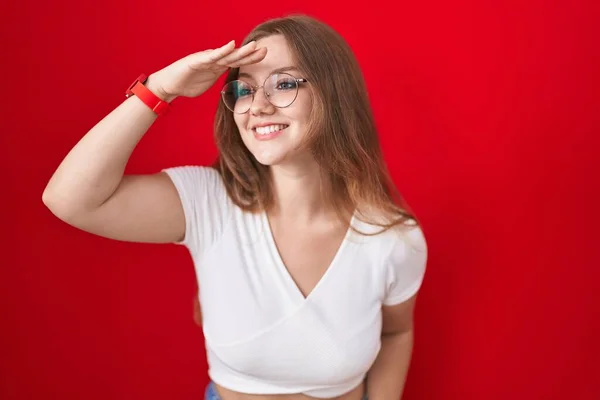 Młoda Biała Kobieta Stojąca Nad Czerwonym Tłem Bardzo Szczęśliwa Uśmiechnięta — Zdjęcie stockowe