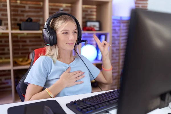 Junge Kaukasische Frau Spielt Videospiele Mit Kopfhörern Lächelnd Fluchend Mit — Stockfoto