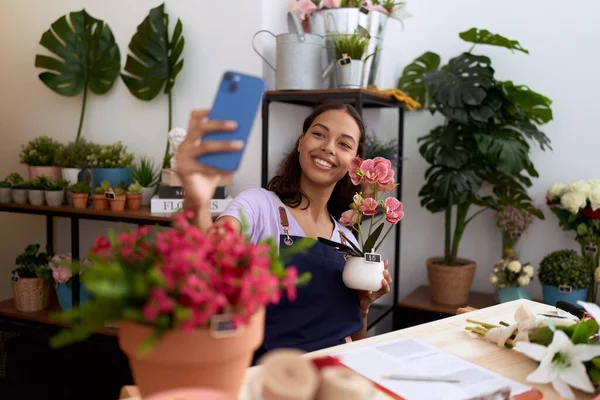 Ung Afrikansk Amerikansk Kvinna Florist Göra Selfie Med Smartphone Innehav — Stockfoto