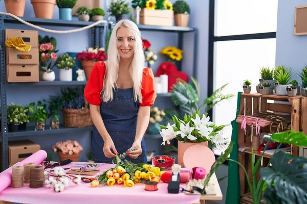 Young Blonde Woman Florist Make Bouquet Flowers Florist Store — Stockfoto