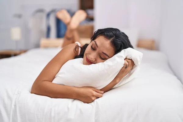 Молодая Красивая Латиноамериканка Обнимает Подушку Лежащую Кровати Спальне — стоковое фото