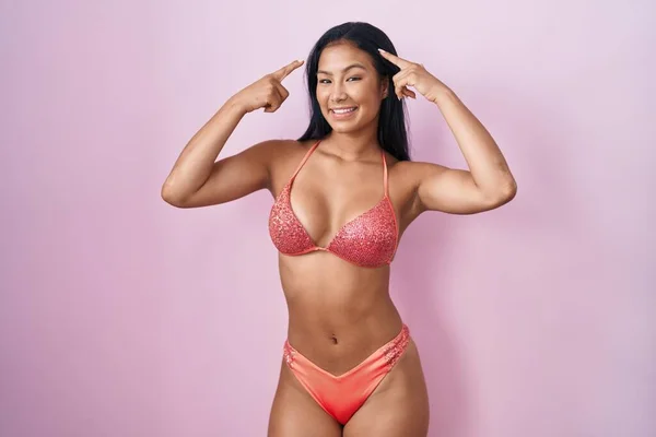 Latijns Amerikaanse Vrouw Draagt Bikini Glimlachend Wijzend Naar Het Hoofd — Stockfoto