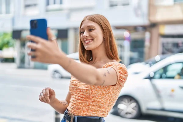 Junge Rothaarige Frau Lächelt Selbstbewusst Und Macht Selfie Mit Dem — Stockfoto