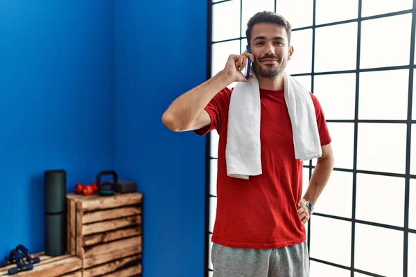 Spor Kıyafetleri Giyen Spanyol Genç Adam Spor Merkezinde Akıllı Telefondan — Stok fotoğraf