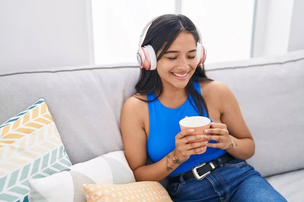 Jonge Spaanse Vrouw Die Thuis Naar Muziek Luistert Koffie Drinkt — Stockfoto