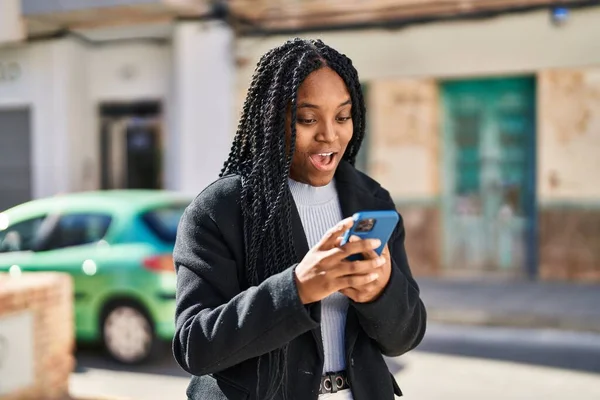 Αφροαμερικανή Γυναίκα Που Χρησιμοποιεί Smartphone Έκφραση Έκπληξη Στο Δρόμο — Φωτογραφία Αρχείου
