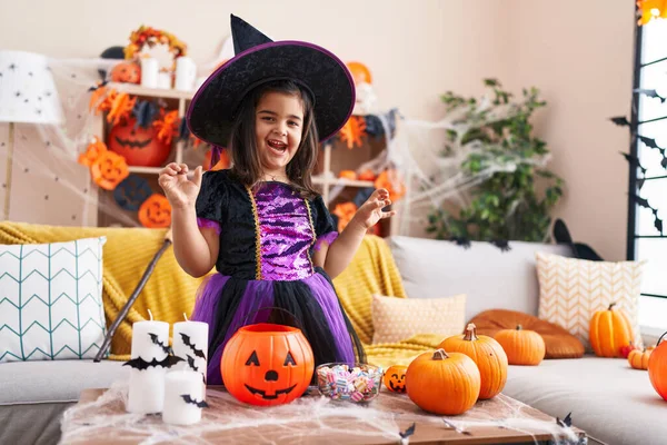Schattige Latino Meisje Met Halloween Feest Doen Schrikken Gebaar Thuis — Stockfoto