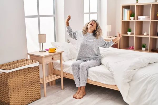 Mujer Mediana Edad Despertando Sentada Cama Dormitorio — Foto de Stock