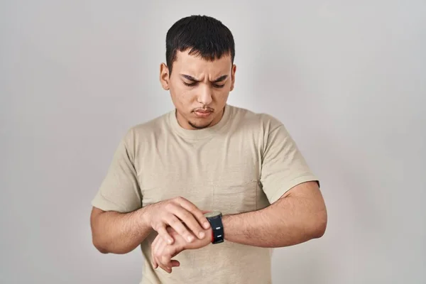 Ung Arabisk Man Bär Casual Skjorta Kontrollera Tiden Handleden Klocka — Stockfoto