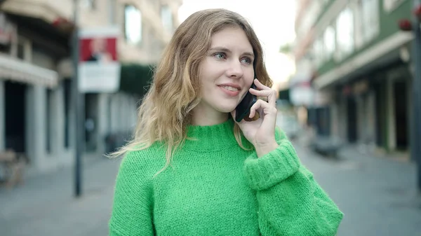 Genç Sarışın Kadın Gülümsüyor Kendine Güveni Tam Akıllı Telefondan Konuşuyor — Stok fotoğraf
