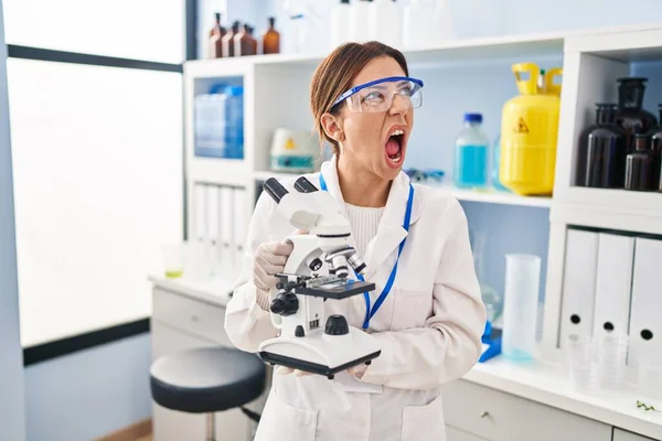 Ung Brunett Kvinna Arbetar Forskare Laboratorium Med Mikroskop Arg Och — Stockfoto