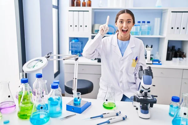 Молодая Брюнетка Работающая Лаборатории Учёных Указывает Пальцем Успешную Идею Взволнован — стоковое фото